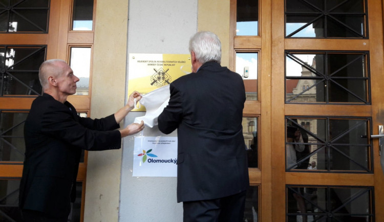 FOTO/VIDEO: V Olomouci byla odhalena deska připomínající padesáté výročí sovětské okupace