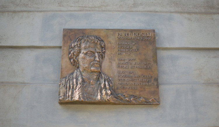 FOTO/VIDEO: Na Armádním domě v Olomouci byla dnes slavnostně odhalena pamětní deska Pavla Dostála