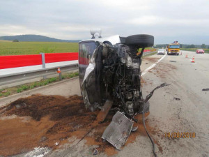 FOTO: Policie pátrá zřejmě po řidičce, která vytlačila auto ke svodidlům, zavinila nehodu a ujela
