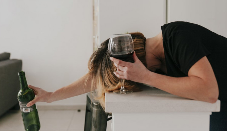 Opilá žena probudila svého expřítele uprostřed noci u něj v bytě. Z bytu ji dostali až strážníci