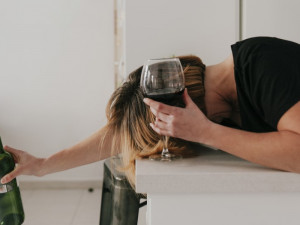 Opilá žena probudila svého expřítele uprostřed noci u něj v bytě. Z bytu ji dostali až strážníci