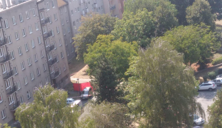Muž vypadl z pátého patra domu, byl na místě mrtvý