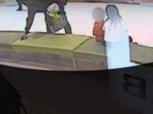 VIDEO: Policie pátrá po muži, který v Šantovce našel mobilní telefon a nevrátil jej