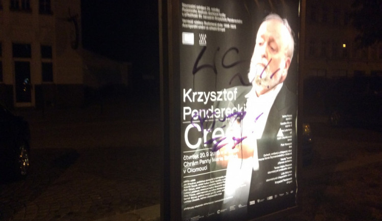 VIDEO: Devatenáctiletý vandal počmáral na třídě Svobody citylight, strážníci ho dopadli o pár set metrů dál