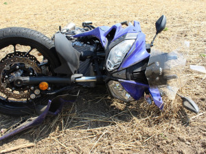 FOTO: Řidič auta nedal přednost motorkáři, ten byl letecky transportován do olomoucké nemocnice