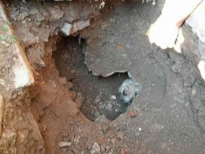 AKTUÁLNĚ: Hasiči dnes ráno zachraňovali psa, který uvízl v odtokové trubce pod rodinným domem