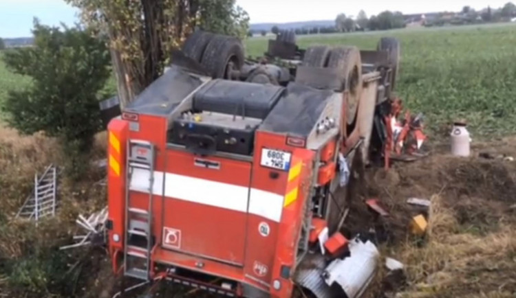 VIDEO: Hasiči zveřejnili záběry z tragické nehody u Libivé
