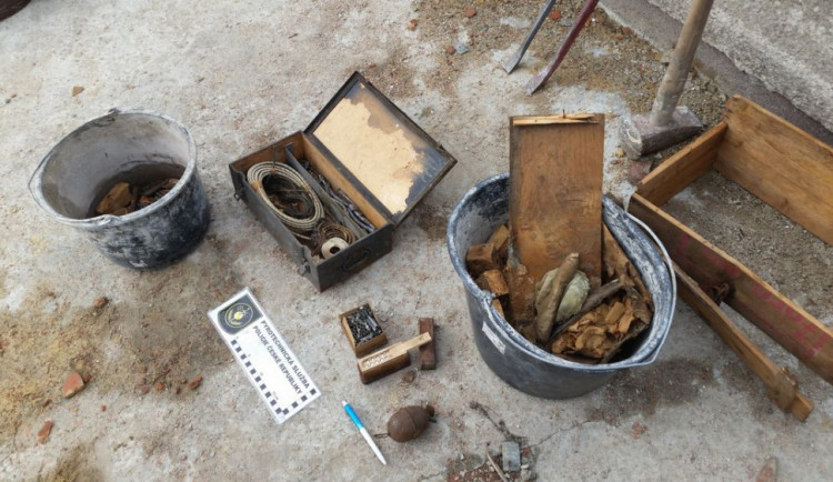 Muž našel při opravě střechy svého domu granát a pět kilo výbušniny