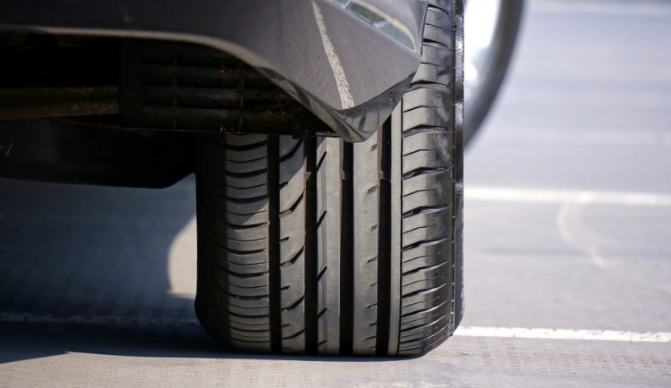 Žhář zapálil auto na ulici, může jít na rok do vězení