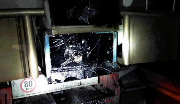 AKTUÁLNĚ: Dálnici u Olomouce uzavřelo pět tun horkého dehtu, který vytekl z cisterny