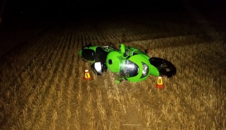 Opilý motorkář vyjel ze silnice a pokračoval desítky metrů v jízdě po poli. Poté havaroval