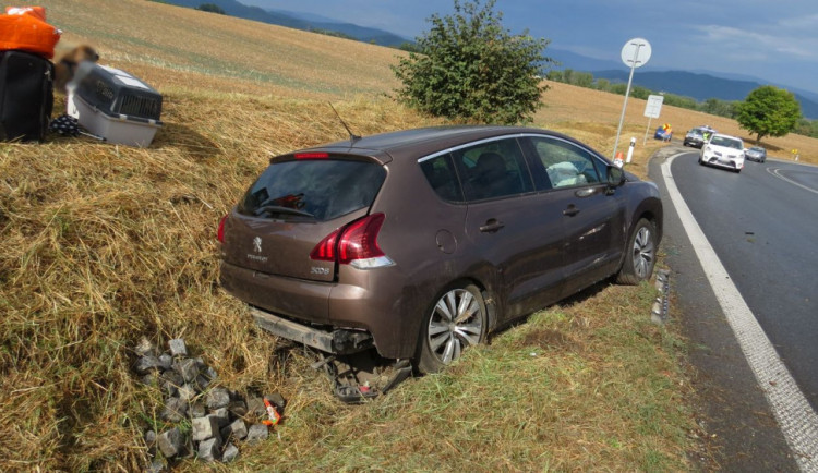Řidiče na Bludovském kopci přemohla únava, způsobil havárii dvou aut