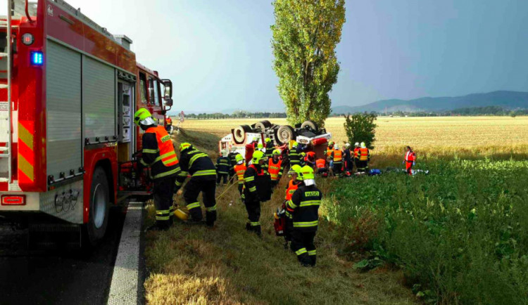 Hasiči připravují veřejnou sbírku pro zemřelého a těžce zraněného hasiče z nehody cisterny u Libivé