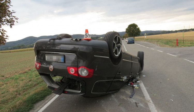 Mladý řidič nezvládl jízdu s přívěsným vozíkem, auto skončilo na střeše