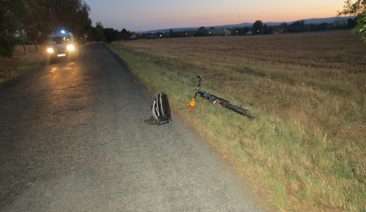 Muži, který ležel u silnice, někdo přejel ruku a nohu. Policie pátrá po svědcích nehody