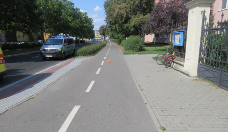 Na cyklostezce se srazili dva cyklisté. Žena zůstala po pádu zraněná, druhý z místa nehody ujel