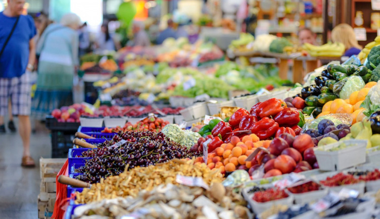 Neprodejné potraviny musejí obchody darovat, olomoucká potravinová banka letos získala 60 tun jídla
