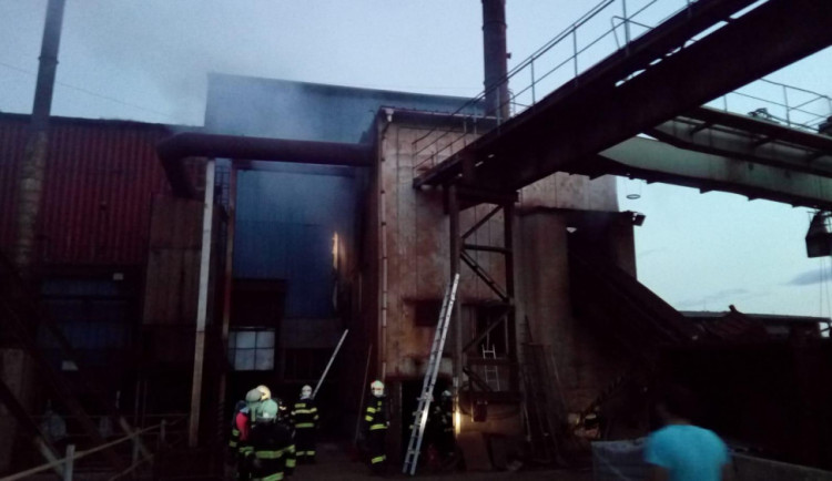 Hasiči zasahovali u požáru pece ve slévárně, škoda je přes milion korun