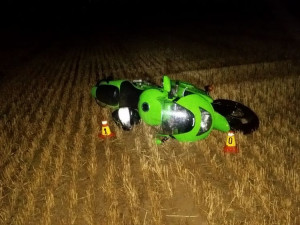 Opilý motorkář vyjel ze silnice a pokračoval desítky metrů v jízdě po poli. Poté havaroval