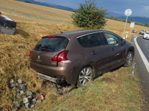 Řidiče na Bludovském kopci přemohla únava, způsobil havárii dvou aut