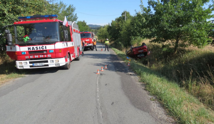 Řidič objížděl zaparkované vozy, se svým autem se střetl s protijedoucí řidičkou v Suzuki