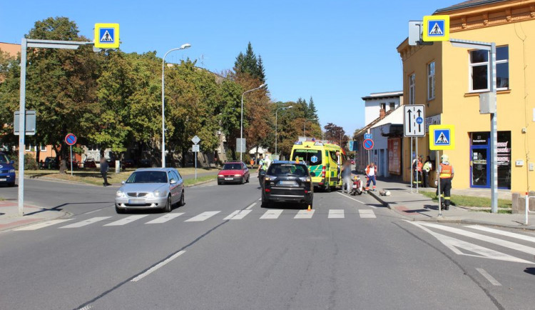 Motorkář naboural zezadu do auta. Jel příliš blízko a nestihl dobrzdit