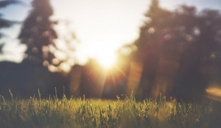 POČASÍ NA STŘEDU: Teploty budou opět atakovat třicítku a čekáme jasno