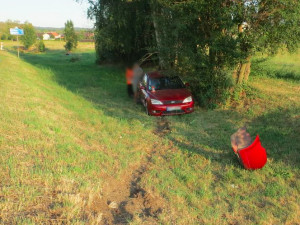 Řidič nedal v křižovatce přednost projíždějícímu vozu, došlo ke kolizi a zranění