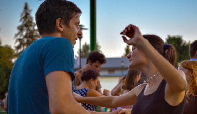 Zaparkuj zakončí ve čtvrtek parkovou sezónu neformálním plesem ve Smetanových sadech