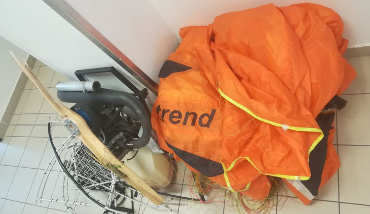 V Prostějově havaroval pilot se svým paraglidem a zranil se, nadýchal přes jedno promile