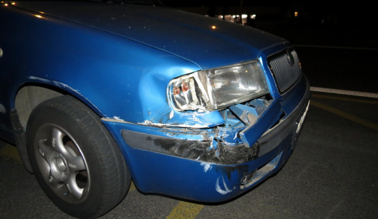 Opilý řidič vjel do křižovatky na Velkomoravské na červenou, při odbočování se střetl s projíždějícím autem