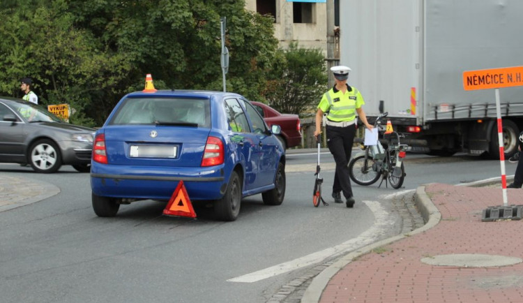 Šedesátiletá řidička přehlédla muže na babetě, srazila ho a skončil v nemocnici