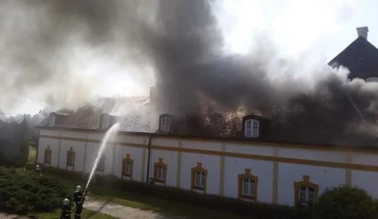AKTUÁLNĚ: Hasiči likvidují v Hnojicích rozsáhlý požár bývalé fary