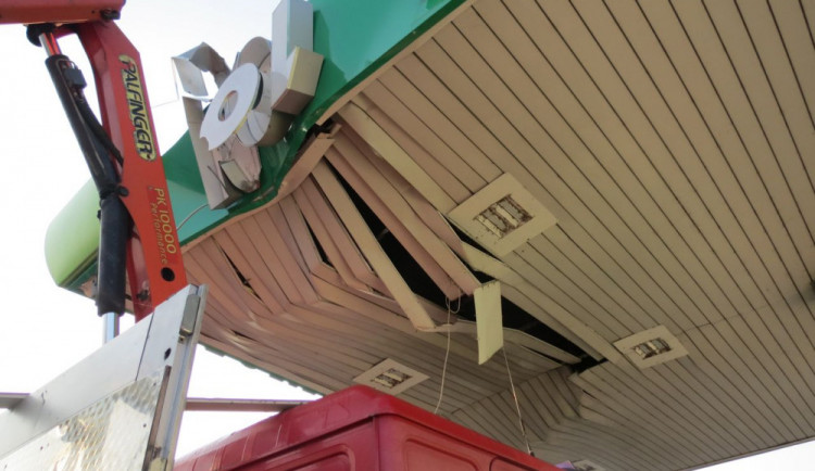 Řidič náklaďáku zapomněl složit hydraulické rameno, promáčkl jím střechu benzínové pumpy