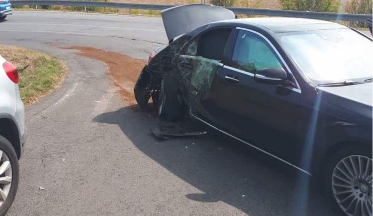 FOTO: U Unčovic se srazil mercedes s obytným vozem, zraněné děti byly převezeny do nemocnice