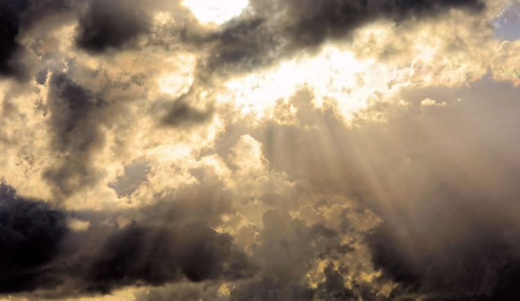 POČASÍ NA SOBOTU: Zataženo až oblačno, zpočátku dne může pršet více