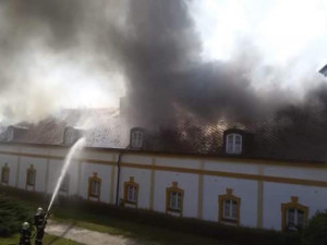 AKTUÁLNĚ: Hasiči likvidují v Hnojicích rozsáhlý požár bývalé fary