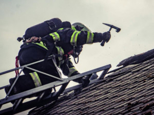 FOTO/VIDEO: V Hnojicích hořela střecha bývalé fary, škoda přesahuje čtyři miliony