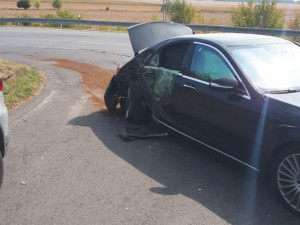 FOTO: U Unčovic se srazil mercedes s obytným vozem, zraněné děti byly převezeny do nemocnice