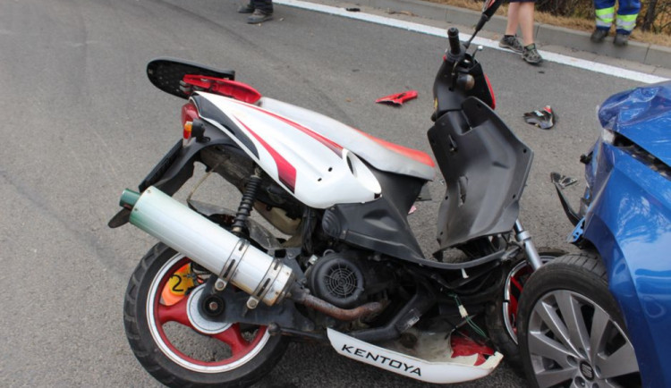 Řidič auta srazil ženu na skútru, je podezřelý z trestného činu těžké ublížení na zdraví