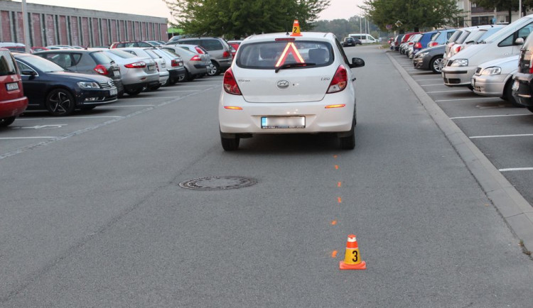 Osmiletý chlapec vběhl pod rozjeté auto, byl převezen do nemocnice