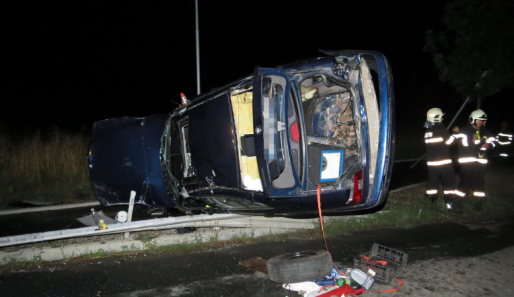 Dvacetiletý řidič nezvládl na mokré silnici své auto, to skončilo převrácené na střeše