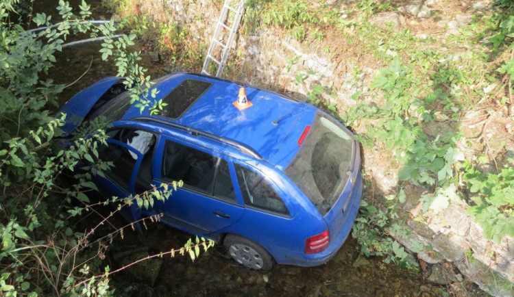 Devatenáctiletý řidič nezvládl se svou Fabií zatáčku, i s pasažéry a vozem skončil v potoce