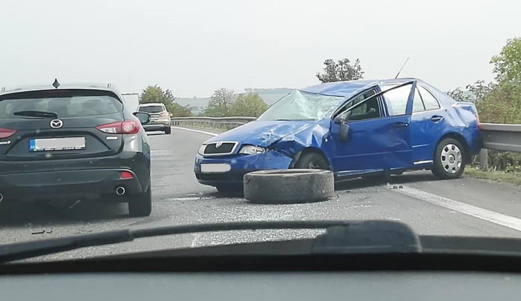 AKTUÁLNĚ: Dálnice od Mohelnice na Olomouc je kvůli nehodě uzavřená, na místě zasahují hasiči i záchranáři