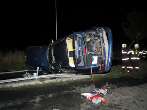 Dvacetiletý řidič nezvládl na mokré silnici své auto, to skončilo převrácené na střeše