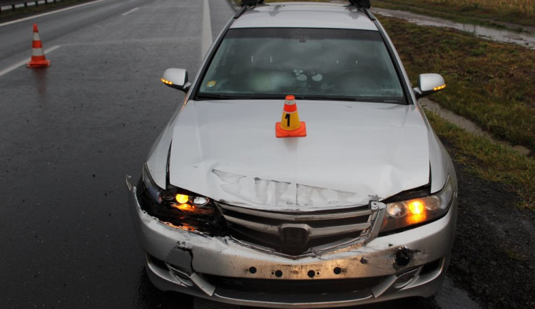 Řidič jel ve větru a dešti na dálnici příliš rychle, s autem narazil do svodidel