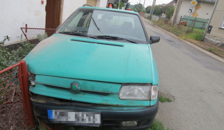 Řidič porazil popelnici, plot a naboural fasádu domu. Nadýchal dvě a půl promile