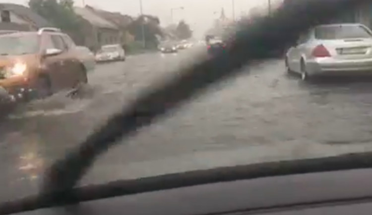 VIDEO: Při dnešní průtrži mračen auta na Střední Novosadské po silnici téměř plavala