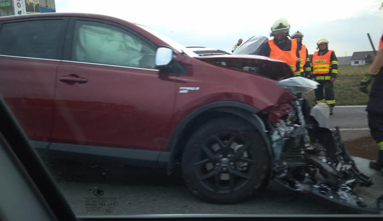 AKTUÁLNĚ: Mezi Olomoucí a Přerovem bouralo pět aut, nehoda si vyžádala dva zraněné