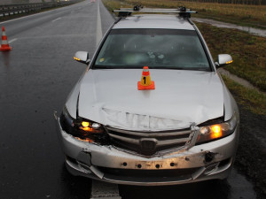 Řidič jel ve větru a dešti na dálnici příliš rychle, s autem narazil do svodidel